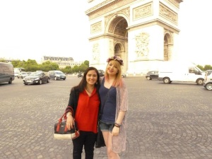 Melo and me at the Arc de Troimphe.